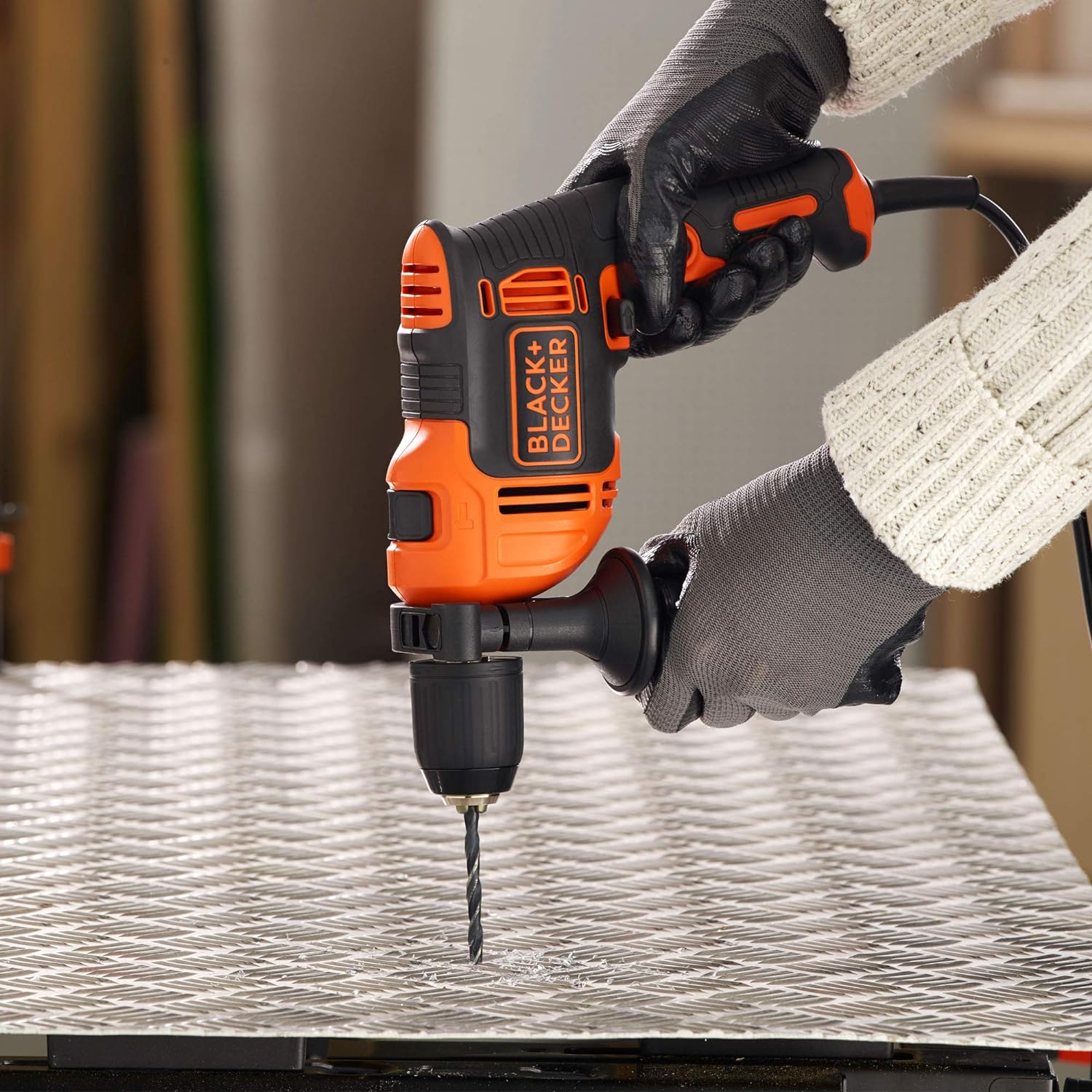 Taladro Percutor con Cable 710W Portabrocas 13mm Empuñadura lateral Incluye 4 Brocas y Maletín Naranja/Negro